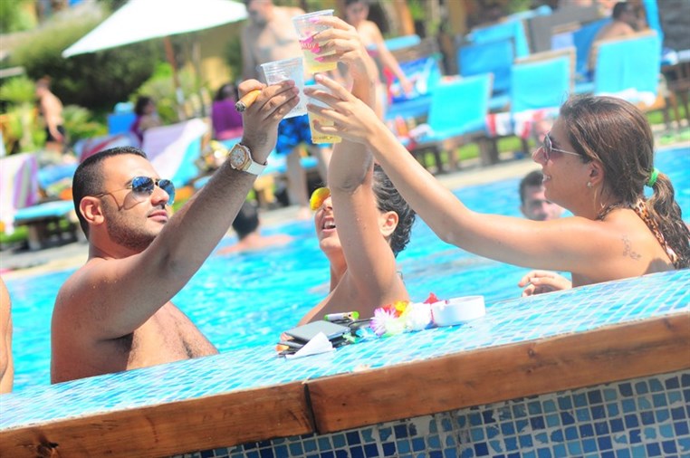 Cyan Sunday Club Lets Carnival